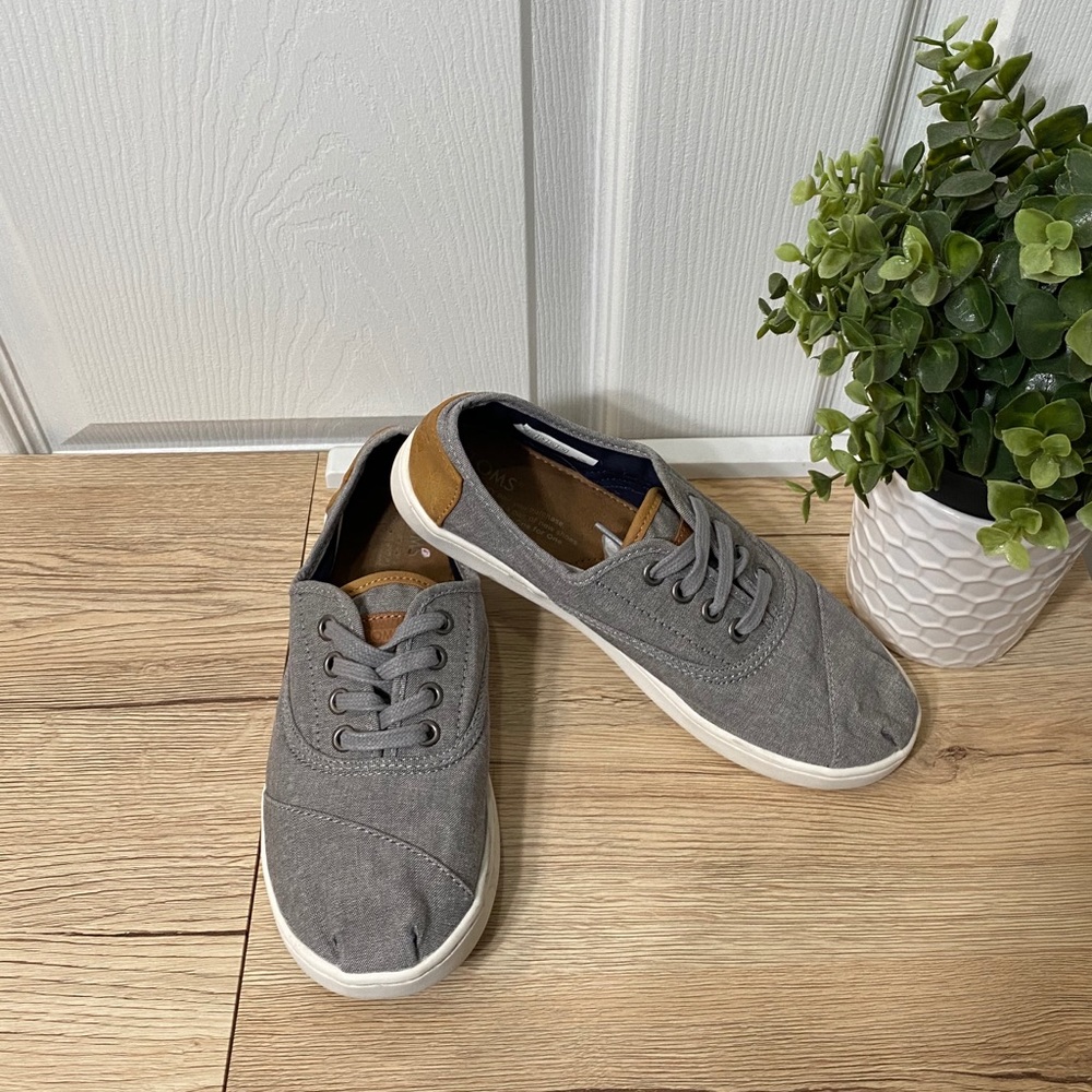 Toms Casual Gray Shoes Size: 4.5Y